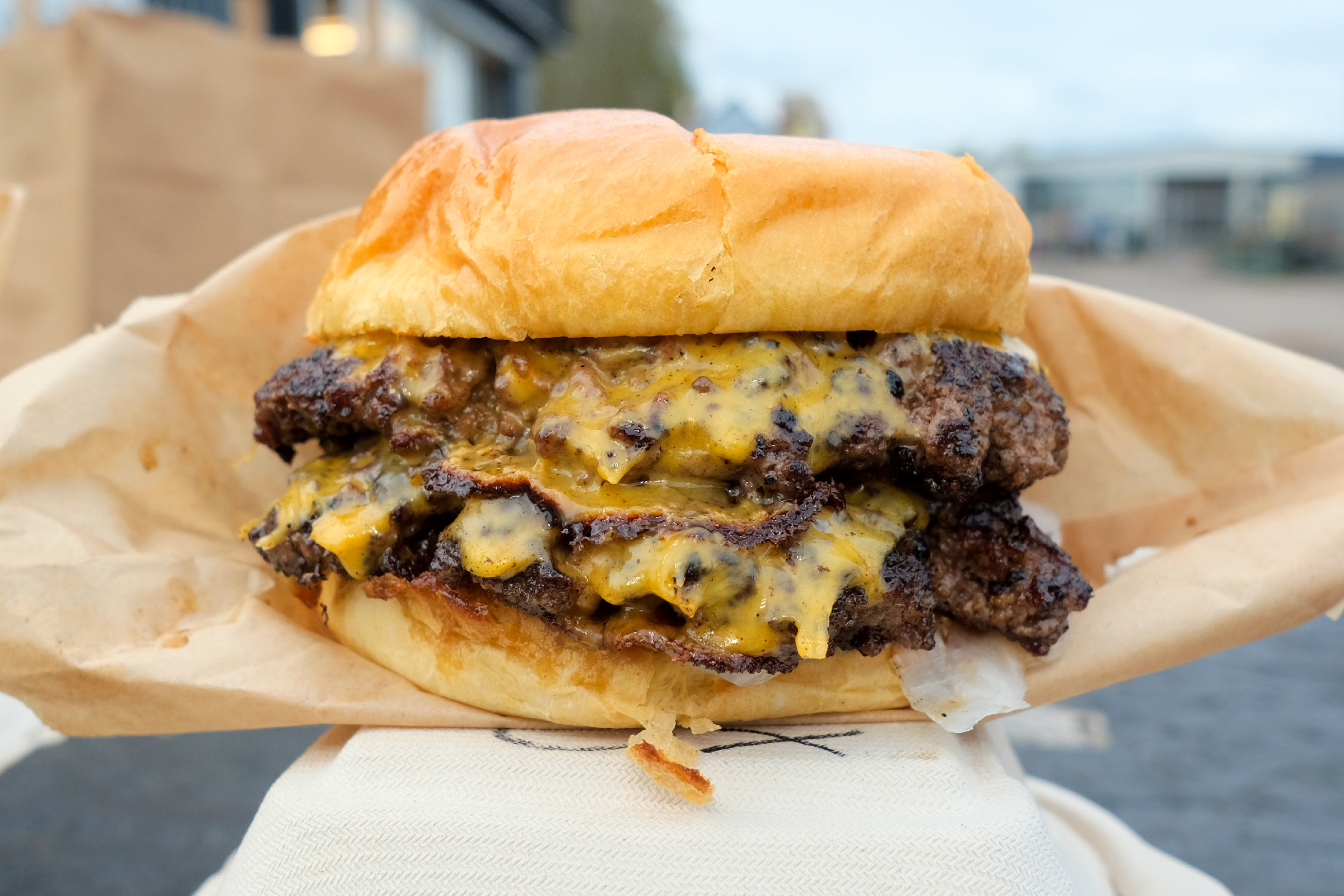 Foto: Dubbel Cheese Burger från Biggie Burgers.