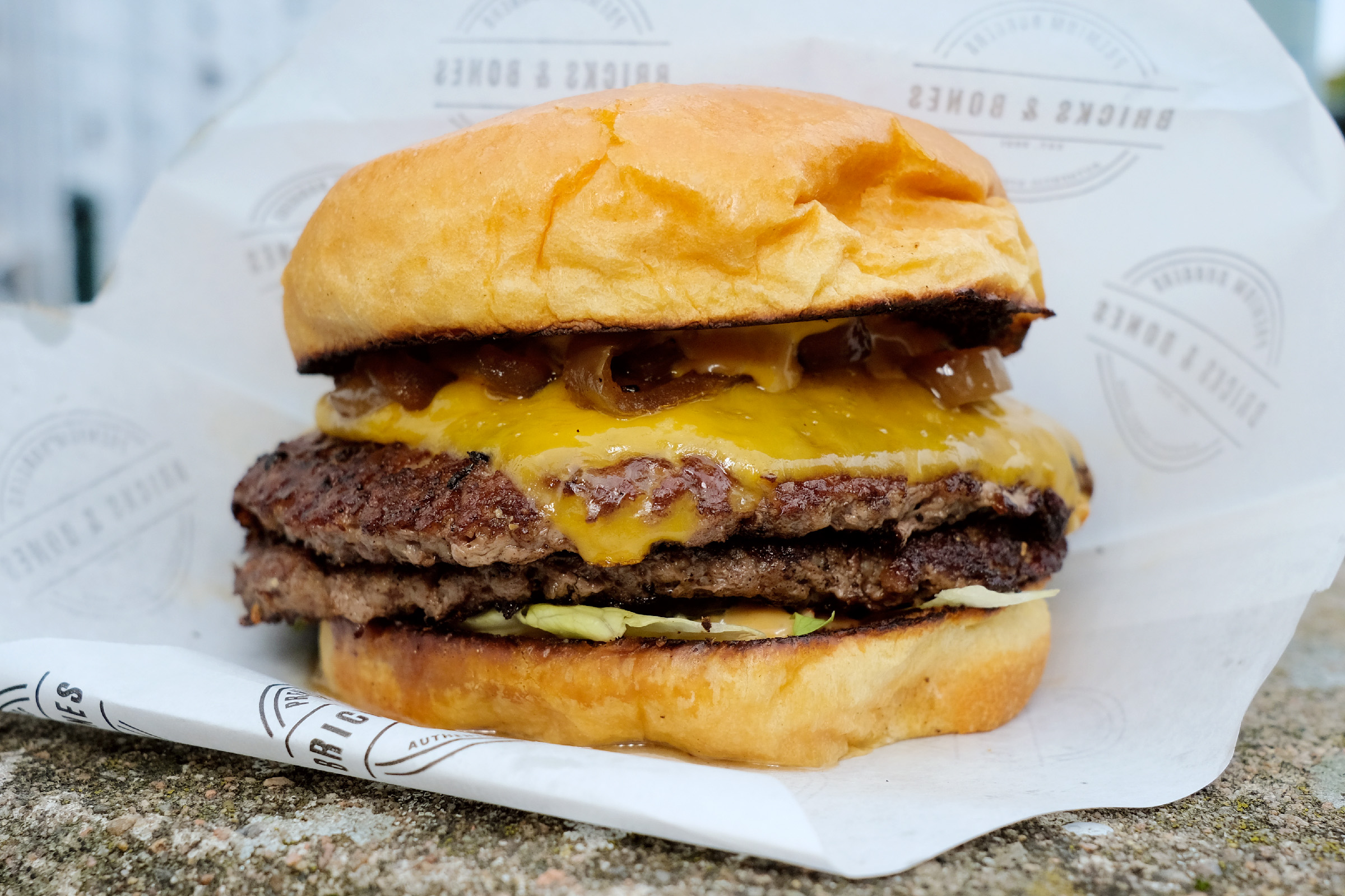 Foto: Dubbel Cheeseburger från Bricks & Bones.