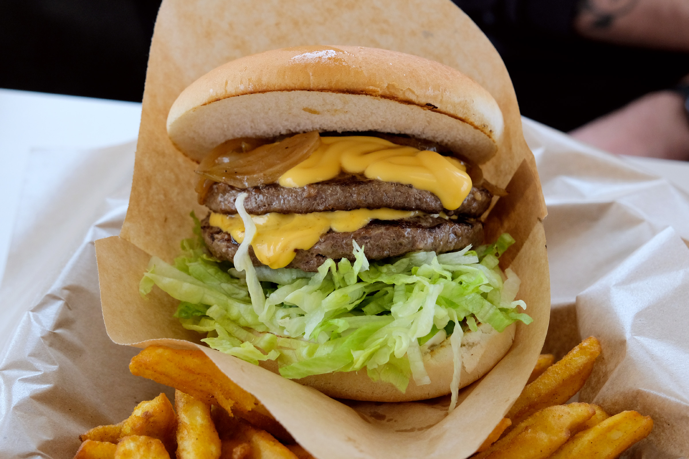 Foto: Dubbel Melting Cheese Burger från Queen’s Burger.