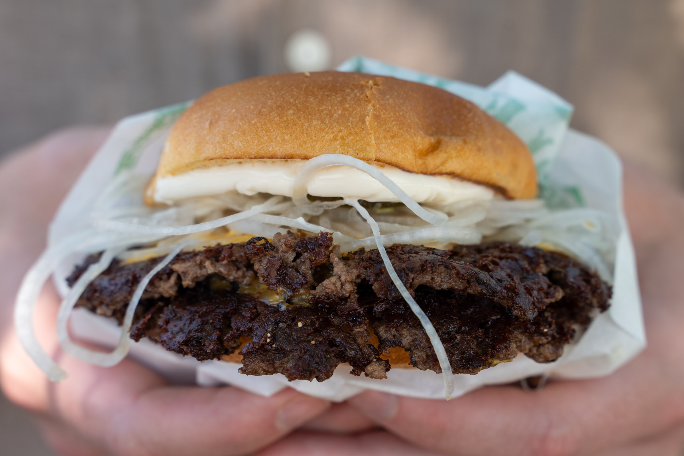Foto: Dubbel Cheeseburgare från AMK’s Smashed Burgers.