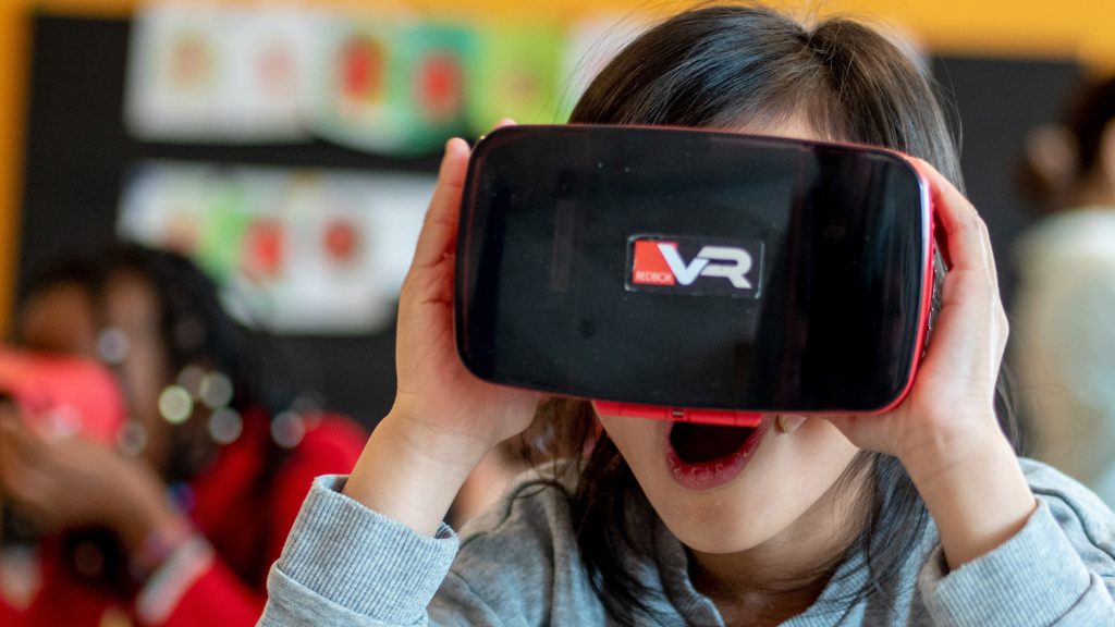 Elev i mellanstadiet tittar i VR-glasögon med öppen mun.