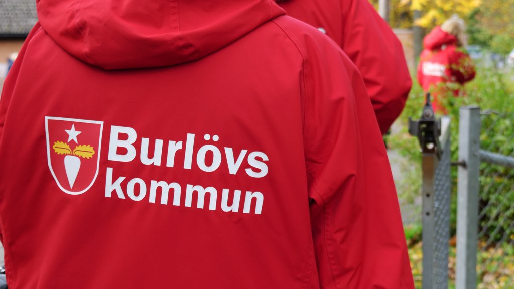 Baksidan på röda jackor där det står: "Burlövs kommun".