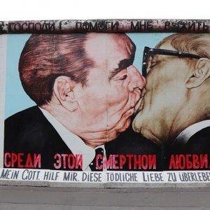 Busreisende mit Blick auf die Eastside Gallery