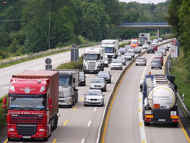 Gemieteter-Reisebus-mit-Fahrer-auf-Autobahn