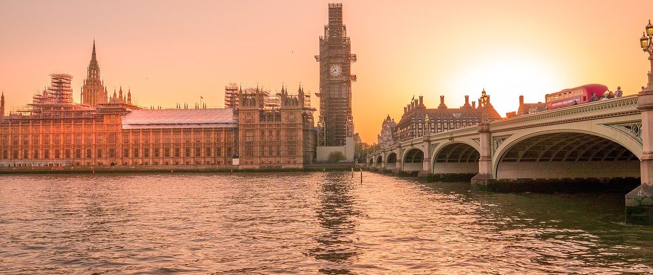 Reisebus-auf-London-Bridge