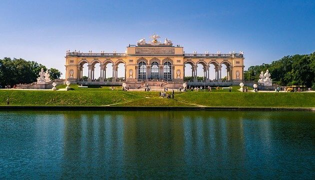 Busunternehmer-aus-Wien-vor-Schloss