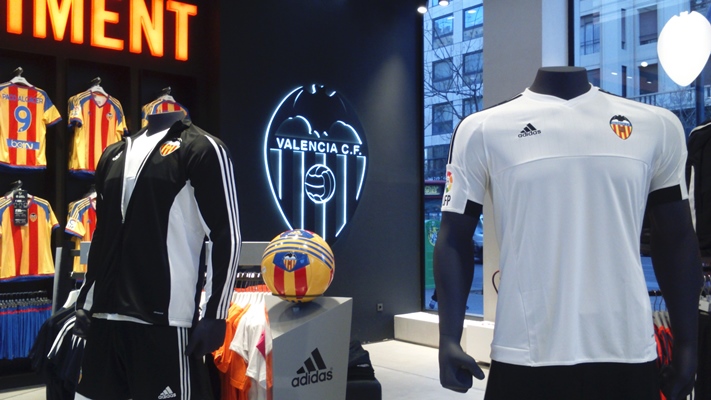 Customized t-shirts delivered by robots in the megastore Valencia CF ⋆  Business Knowmad