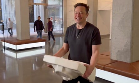 Elon Musk ‘entering Twitter HQ’.