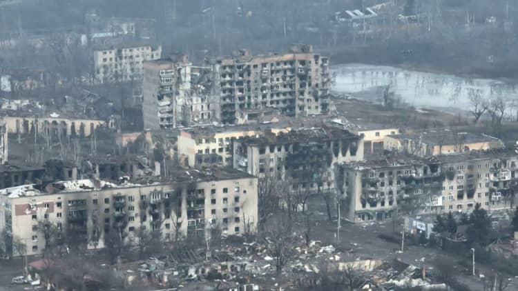 As Russian forces bear down on Bakhmut, Ukraine admits situation there 'more and more difficult'