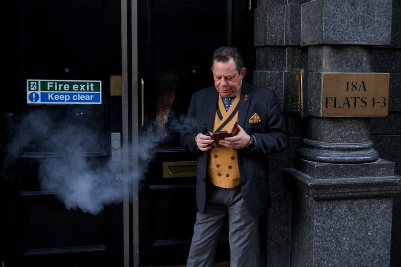 Britain to encourage smokers to swap cigarettes for vapes