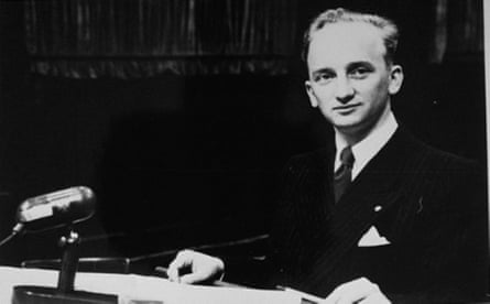 Ferencz prosecuting at the Einsatzgruppen trial.