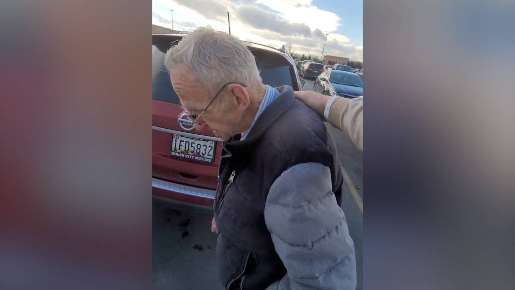 Click to play video: 'Moment 82-year-old Walmart worker learns he can retire thanks to GoFundMe campaign'