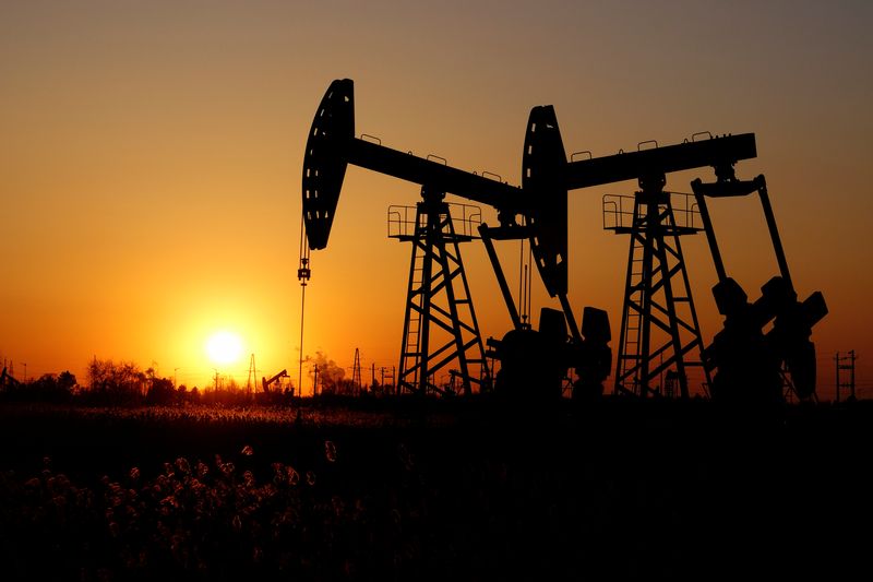 Oil heads to 3-1/2 month high as supply tightness in focus