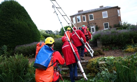 Greenpeace activists carrying ladders and climbing equipment near Sunak’s property.