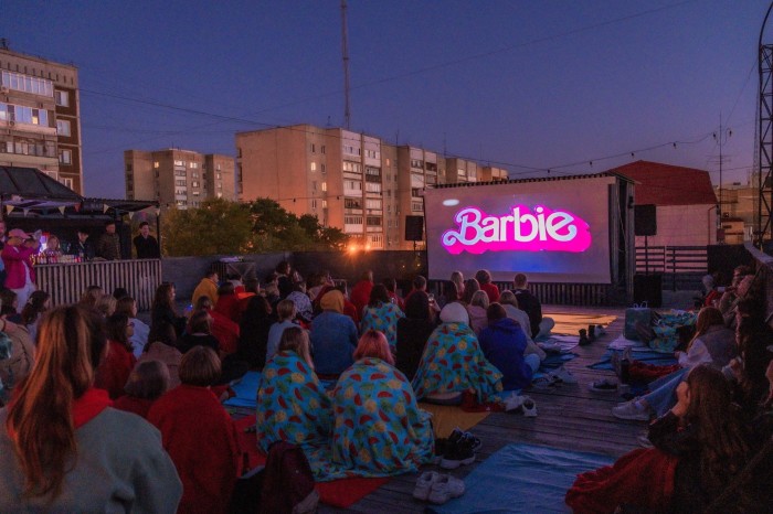 Viewers watch a pirated version of the ‘Barbie’ movie on Gorkiy Cinema’s pop-up rooftop in Tyumen, Russia