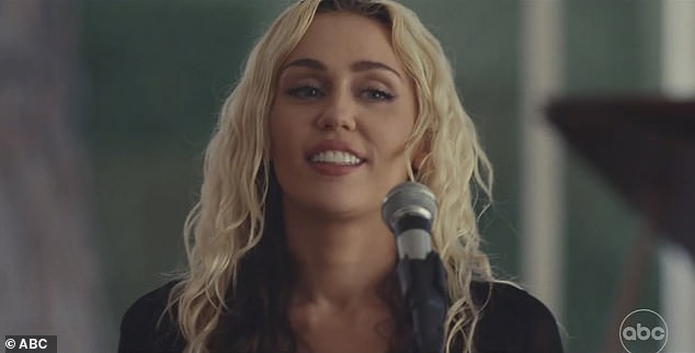 Did Miley Cyrus really 'make eye contact' with the pilot of an alien craft?