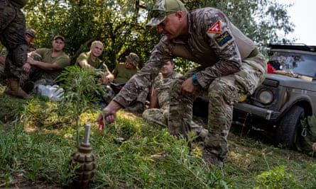 A Ukrainian sapper trains soldiers to counter Russian mines.