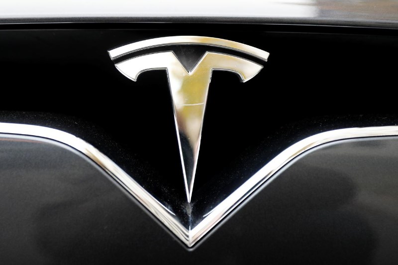 Tesla Stock Stuck In A Range: Analyst Highlights Key Catalysts And Risks That Could Determine Future Trajectory