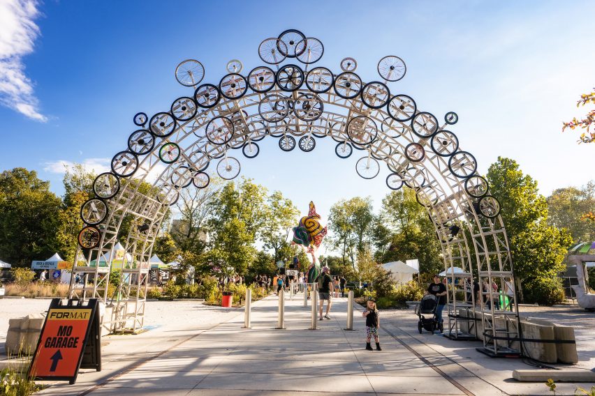 Spinning wheels entrance gate