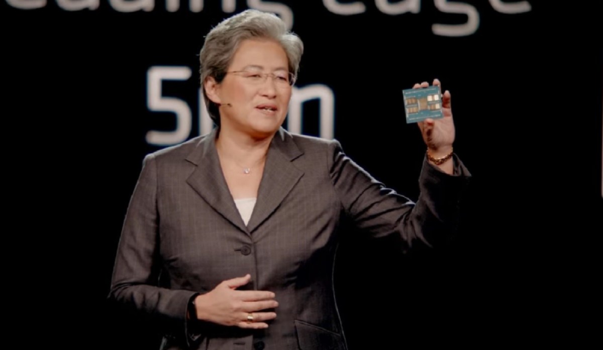 Lisa Su shows off the 4th Gen Epyc processor.