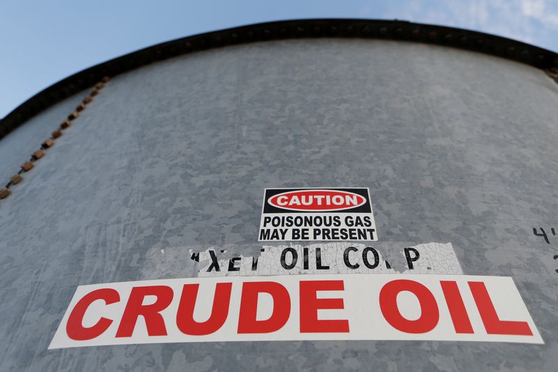 Oil falls after U.S. stockpiles climb, Middle East tensions in focus
