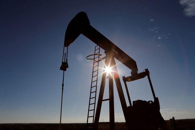Oil jumps 4% after week-long selloff, but falls for a fourth week
