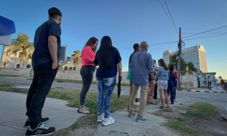 Cubans queue to enter the US embassy in Havana on 4 January.