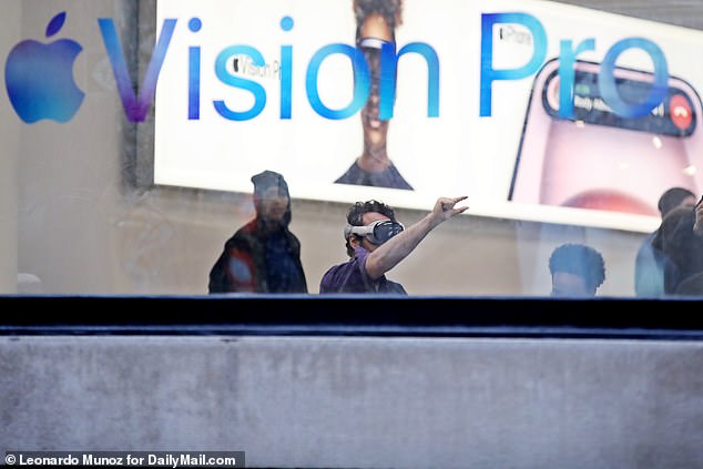 The hand gestures let me zoom in and out of web pages, images and other content or expand or reduce each floating window within the headset's operating system. It felt reminiscent of zooming in and out on iPhone, but at times felt like I was conducting an orchestra