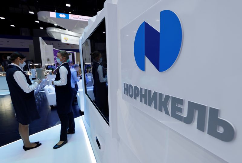 © Reuters. FILE PHOTO: The logo of Russia's mining company Norilsk Nickel (Nornickel) is seen during the St. Petersburg International Economic Forum (SPIEF) in Saint Petersburg, Russia June 15, 2022. REUTERS/Maxim Shemetov/File Photo