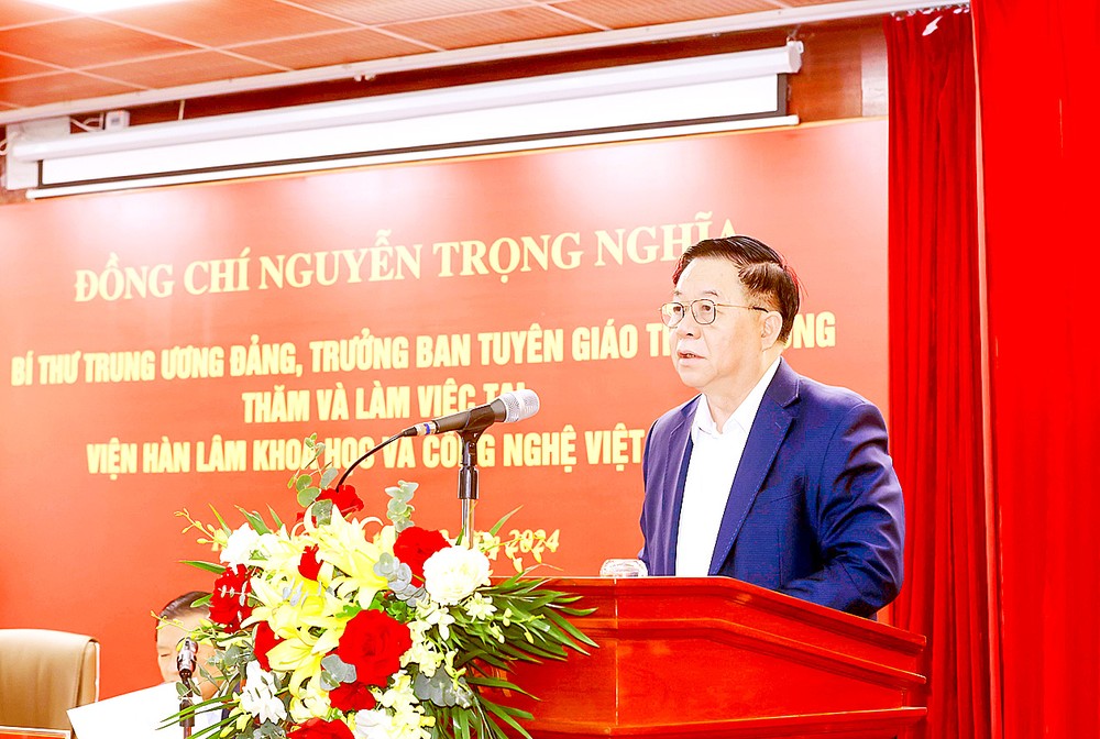 Secretary of the Party Central Committee and Head of the Committee's Propaganda and Education Department Nguyen Trong Nghia speaks at the working session. (Photo: VNA) l1e-7543jpg-8924.jpg
