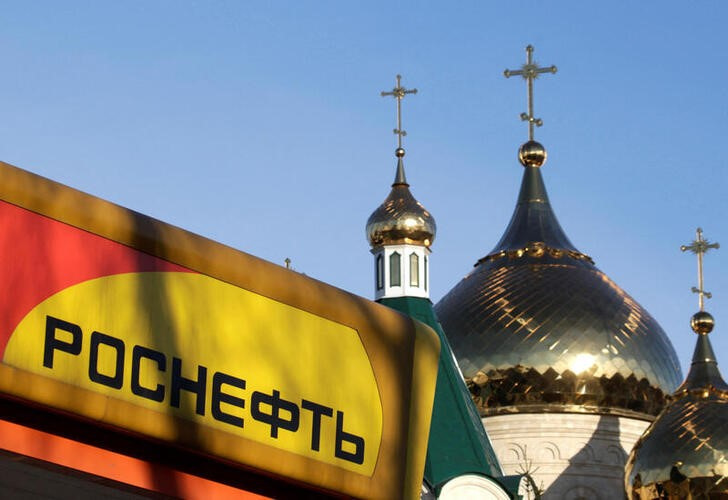 © Reuters. FILE PHOTO: The logo of Russian crude producer Rosneft is seen on a gasoline station near a church in Stavropol, southern Russia, December 9, 2014. REUTERS/Eduard Korniyenko/File Photo