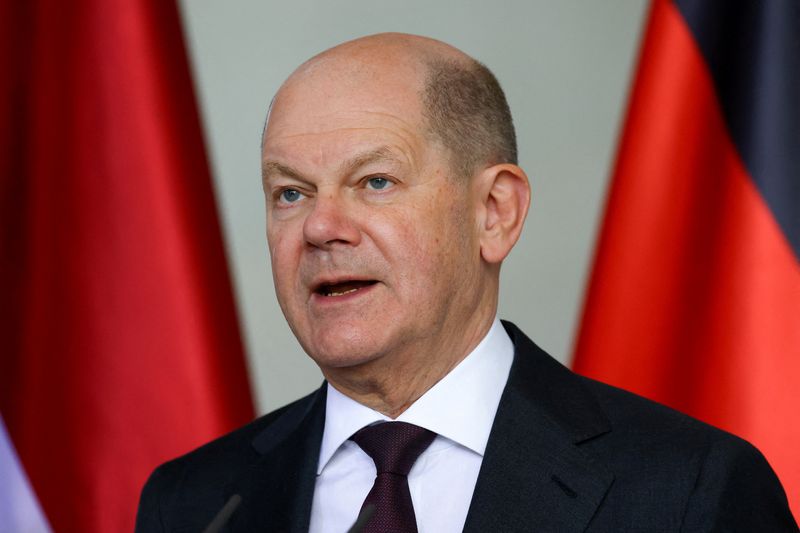 © Reuters. FILE PHOTO: German Chancellor Olaf Scholz speaks during a press conference with Latvian Prime Minister Evika Silina, in Berlin, Germany, March 27, 2024. REUTERS/Nadja Wohlleben/File Photo