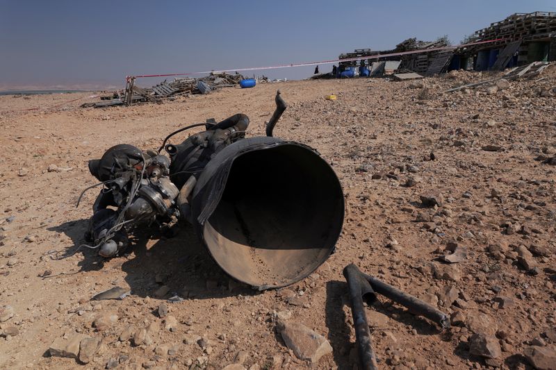 © Reuters. The remains of a rocket booster that, according to Israeli authorities critically injured a 7-year-old girl, after Iran launched drones and missiles towards Israel, near Arad, Israel, April 14, 2024. REUTERS/Christophe van der Perre