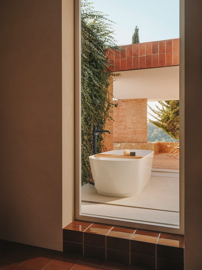 Tura Oval freestanding bath by Roca