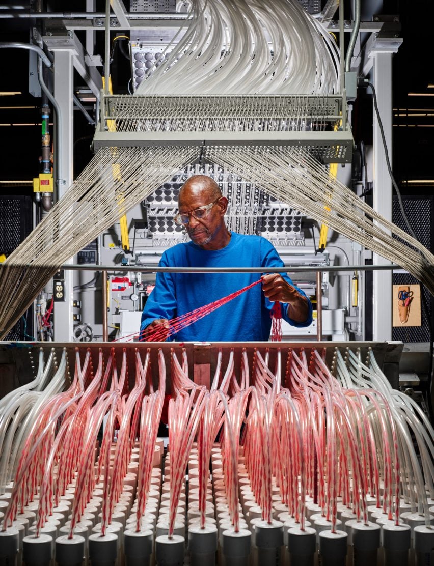 Gathering yarn to be fed into a carpet tufter