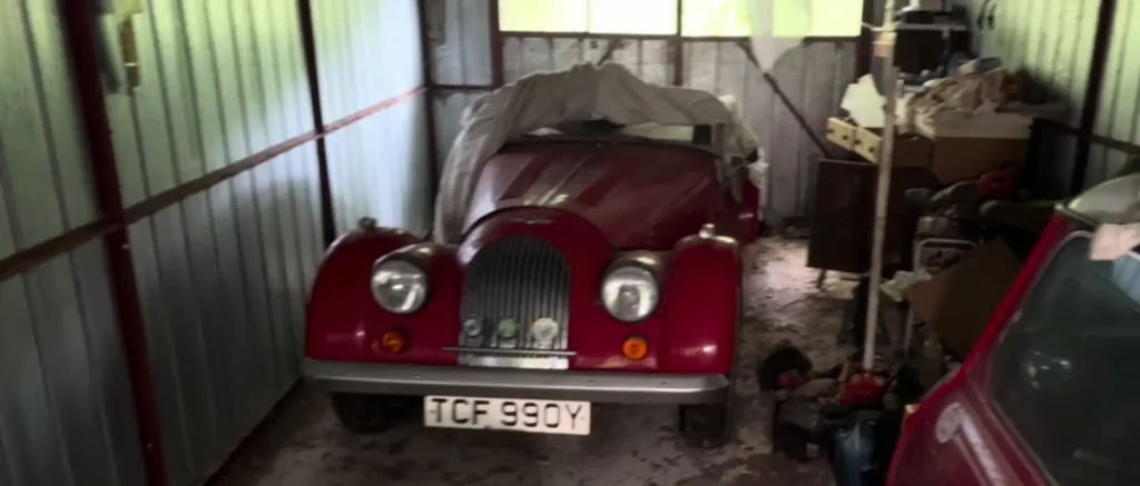 Amazing Morgan car in a abandoned property