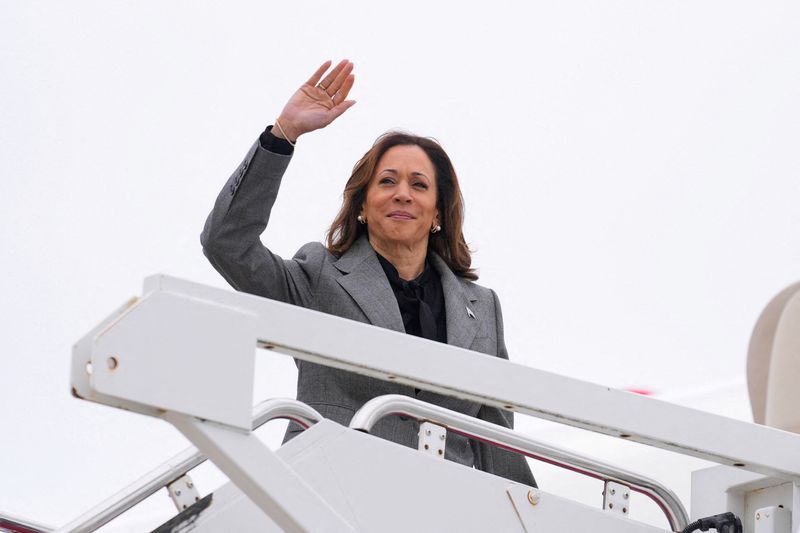 © Reuters. Democratic presidential nominee Vice President Kamala Harris departs from Andrews Air Force Base, Md., Sunday, Sept. 22, 2024, enroute to New York.  Matt Rourke/Pool via REUTERS