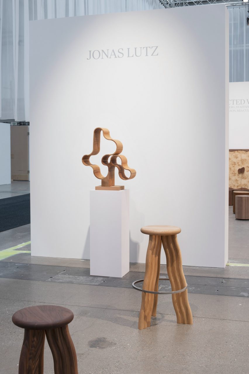Undulating woody furniture