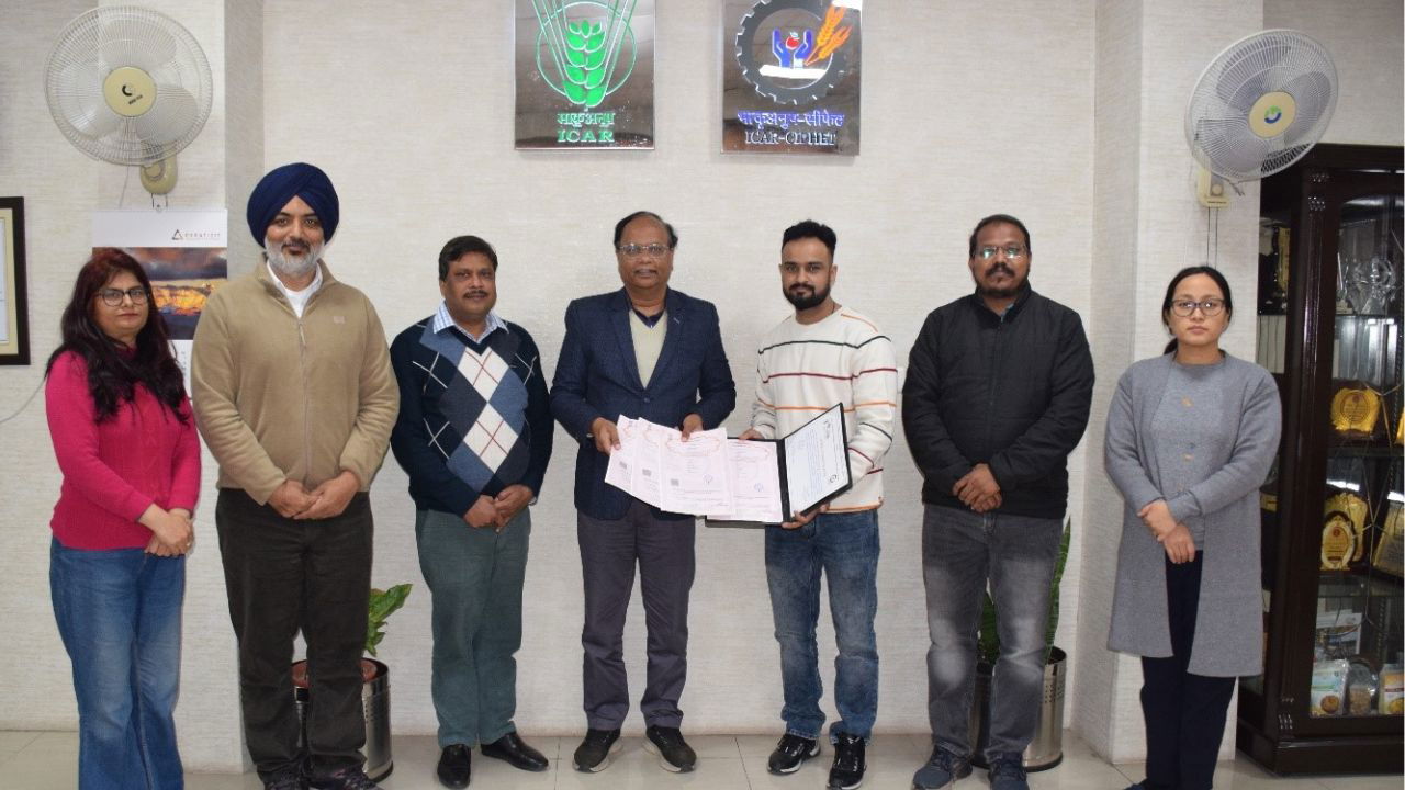 Anuj Sharma receives licensing certificate from ICAR-CIPHET Director Dr. Nachiket Kotwaliwale after successful training. (Photo Source: ICAR)