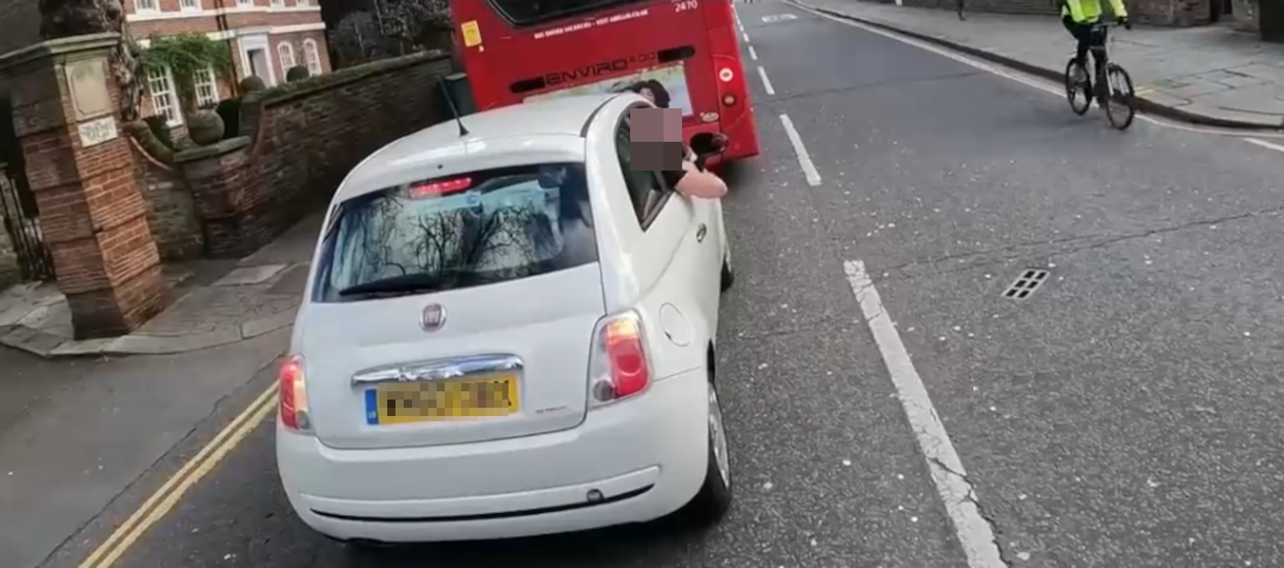 A cyclist vigilante filmed a stationary driver on their phone