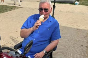 Eamonn Holmes sparks concern as he eats ice cream in mobility scooter