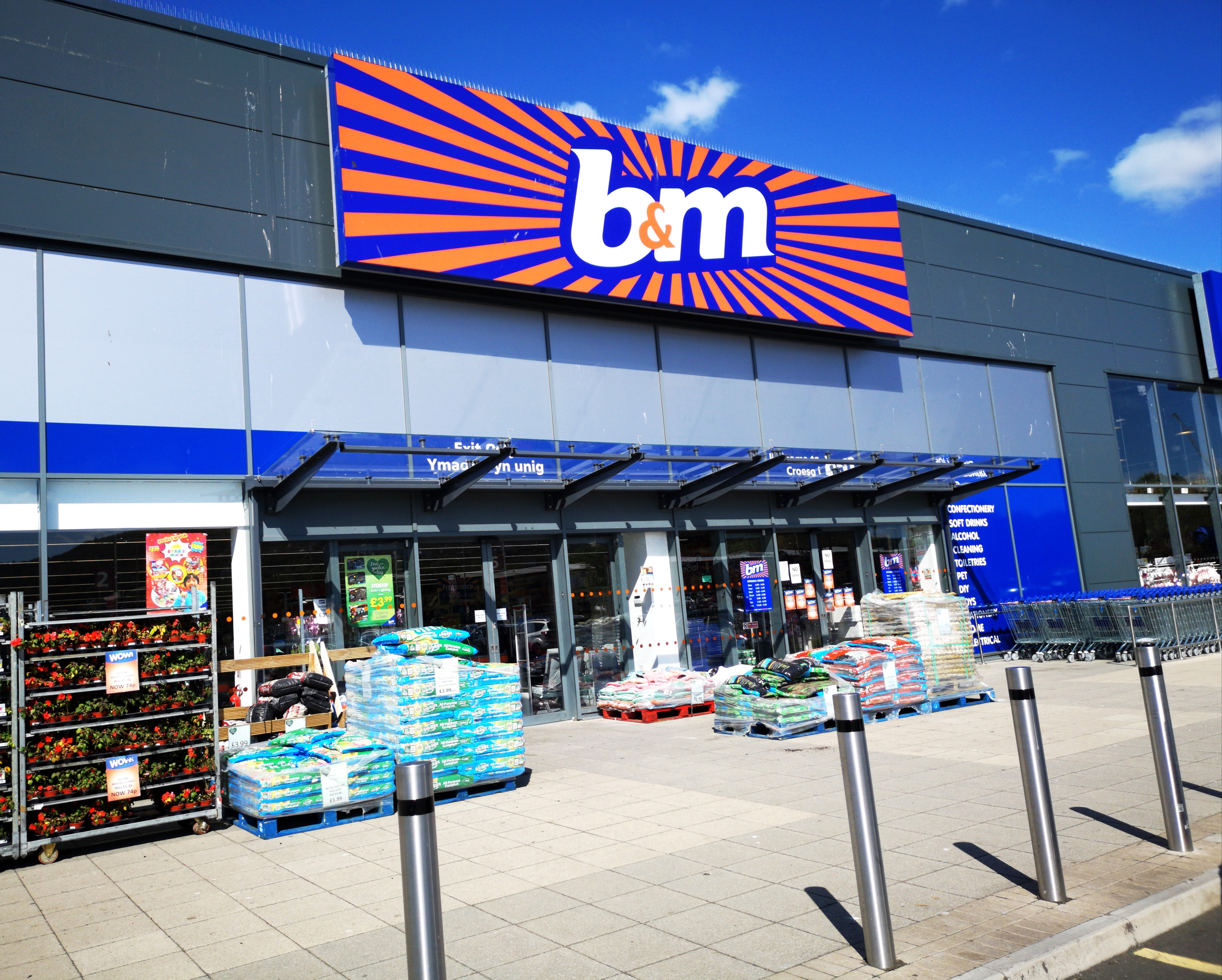 B&M is stocking Giant Cables sweets just in time for Christmas