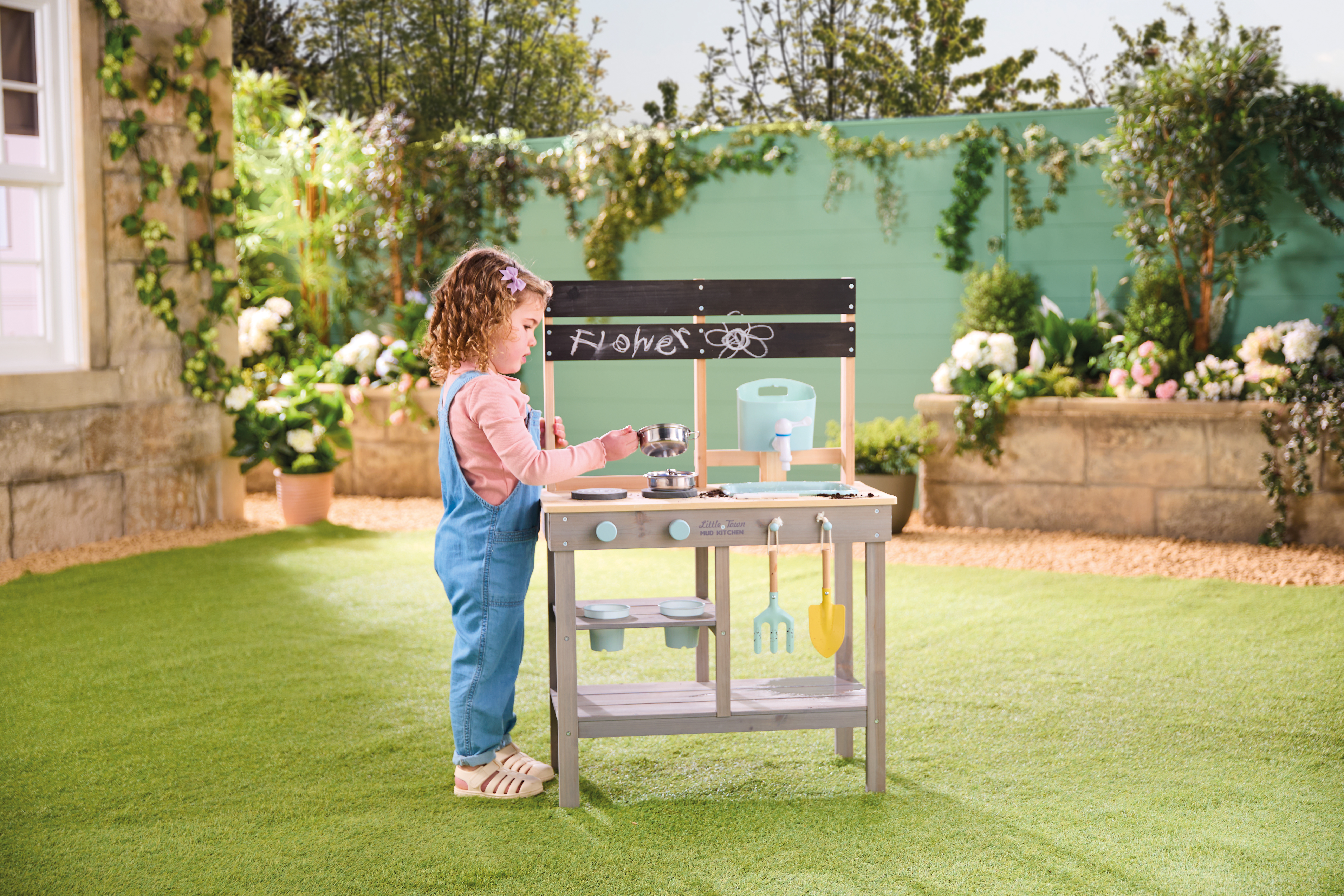 But you could save £20 by swapping to Aldi’s wooden outdoor toy kitchen instead