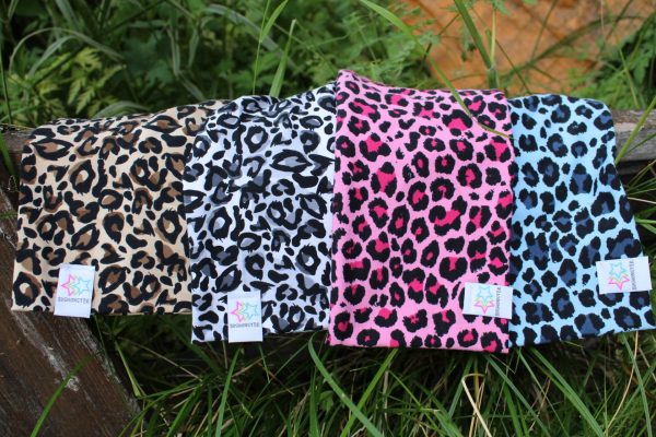 mössa pannband med leopard mönster turkos brun vit grå rosa