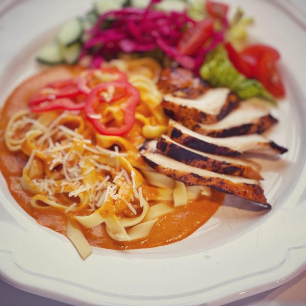 Hemgjord tagliatelle med grillad kyckling och paprikasås