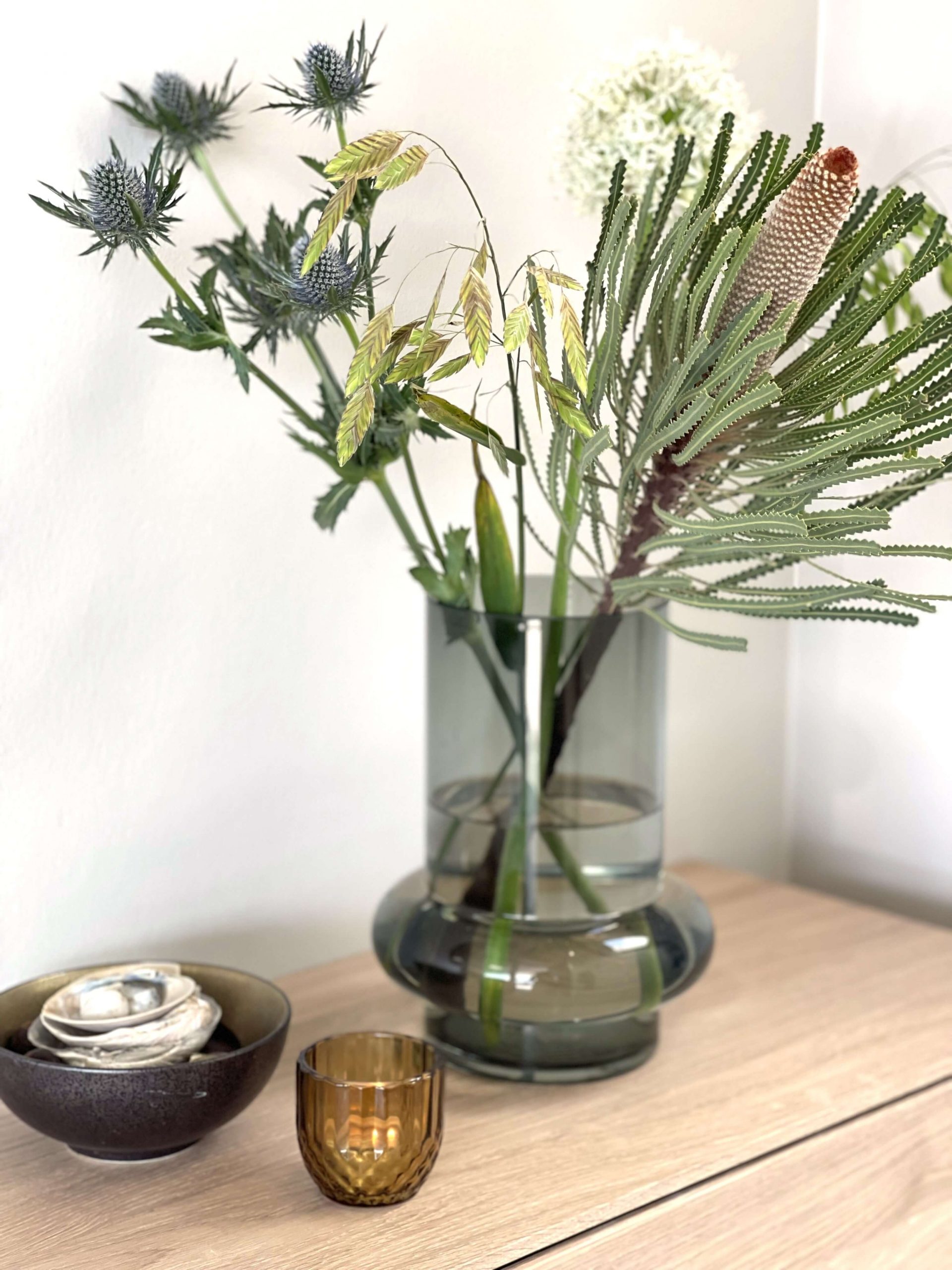 blomsterbuket_entre_velkommen_hygge_planter_grønt_entremøbel_vase_toneitone_styling_bysteinvig