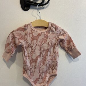 Rosa body med djurmotiv stl 50