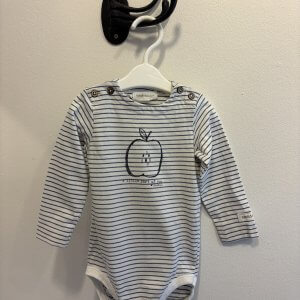 Vit/blå randig newbiebody med mönster i stl 74