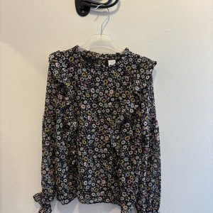 Svart blommig blus 146