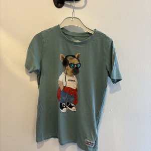 Grön T shirt med tryck stl 140